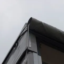 Tenda arrotolata su se stessa