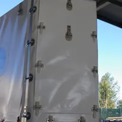 Finestra chiusa in rete con telo e cinghie fissaggio