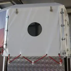 Oblò su carrello trasporto cavalli