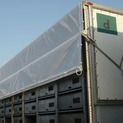 Sistema di arrotolamento per trasporto polli con rete forata in PVC